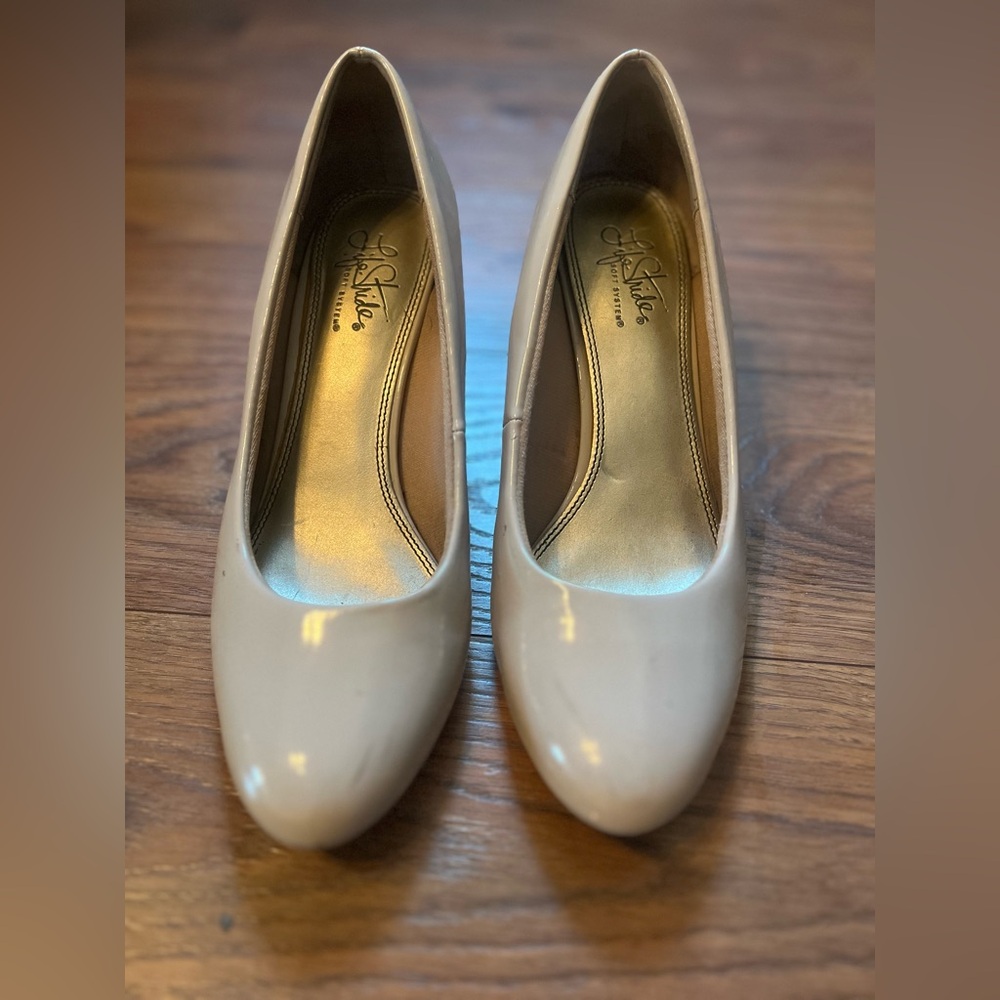 LifeStride Nude 9.5 Wide Heels
